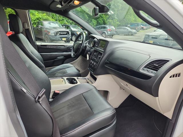 Photo of 2019 White Knuckle Clearcoat Dodge Grand Caravan