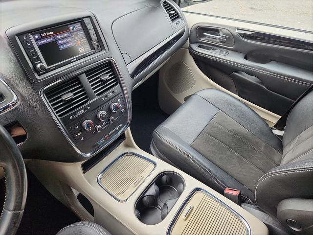 Photo of 2019 White Knuckle Clearcoat Dodge Grand Caravan