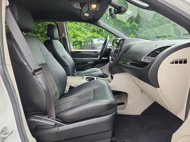 Photo of 2019 White Knuckle Clearcoat Dodge Grand Caravan