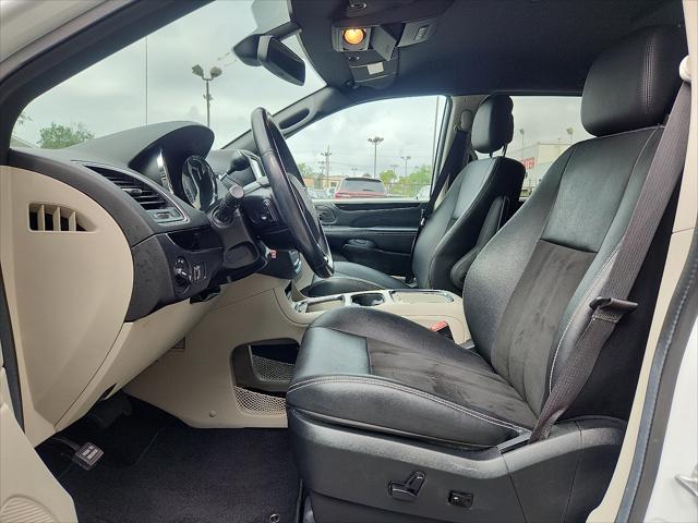 Photo of 2019 White Knuckle Clearcoat Dodge Grand Caravan