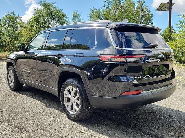 Photo of 2022 Diamond Black Crystal Pearlcoat Jeep Grand Cherokee L