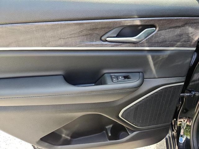 Photo of 2022 Diamond Black Crystal Pearlcoat Jeep Grand Cherokee L