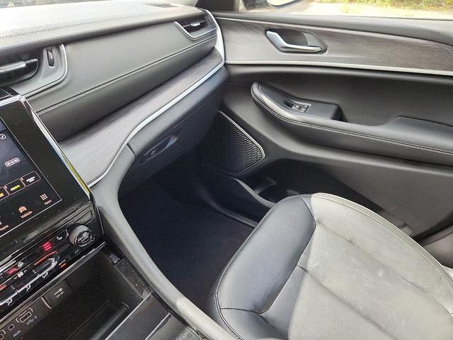 Photo of 2022 Diamond Black Crystal Pearlcoat Jeep Grand Cherokee L