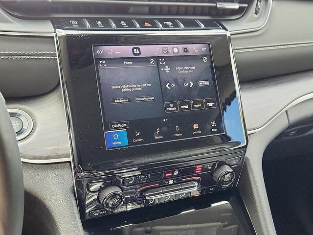 Photo of 2022 Diamond Black Crystal Pearlcoat Jeep Grand Cherokee L
