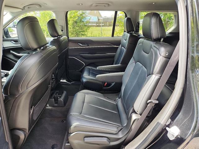 Photo of 2022 Diamond Black Crystal Pearlcoat Jeep Grand Cherokee L