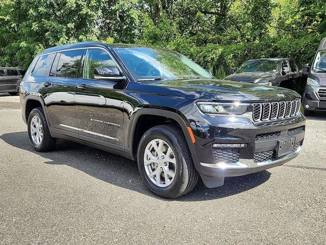 Photo of 2022 Diamond Black Crystal Pearlcoat Jeep Grand Cherokee L