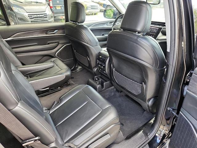 Photo of 2022 Diamond Black Crystal Pearlcoat Jeep Grand Cherokee L