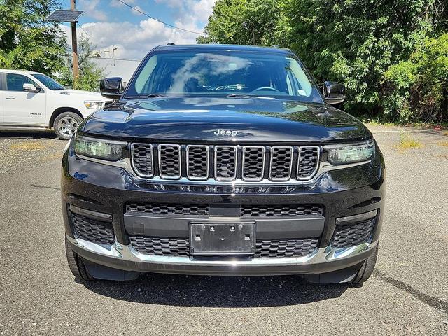 Photo of 2022 Diamond Black Crystal Pearlcoat Jeep Grand Cherokee L