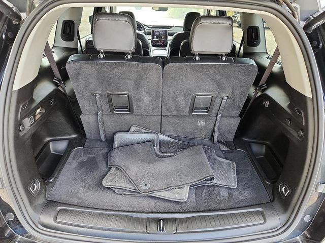 Photo of 2022 Diamond Black Crystal Pearlcoat Jeep Grand Cherokee L