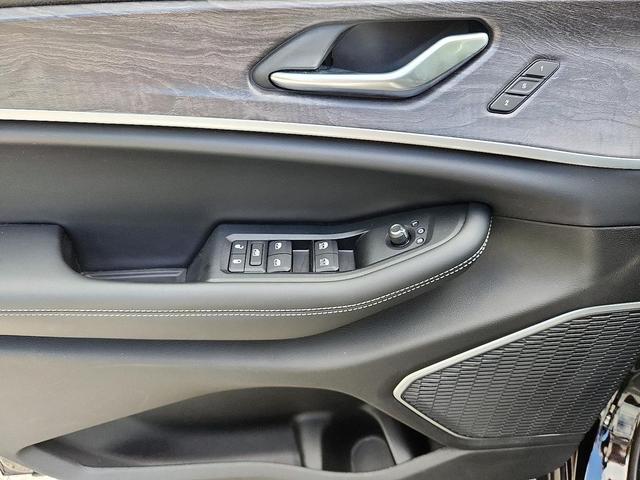 Photo of 2022 Diamond Black Crystal Pearlcoat Jeep Grand Cherokee L
