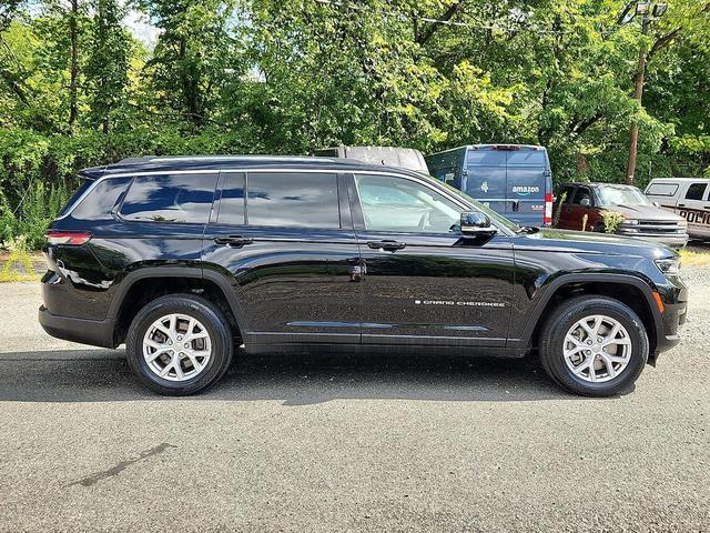 Photo of 2022 Diamond Black Crystal Pearlcoat Jeep Grand Cherokee L