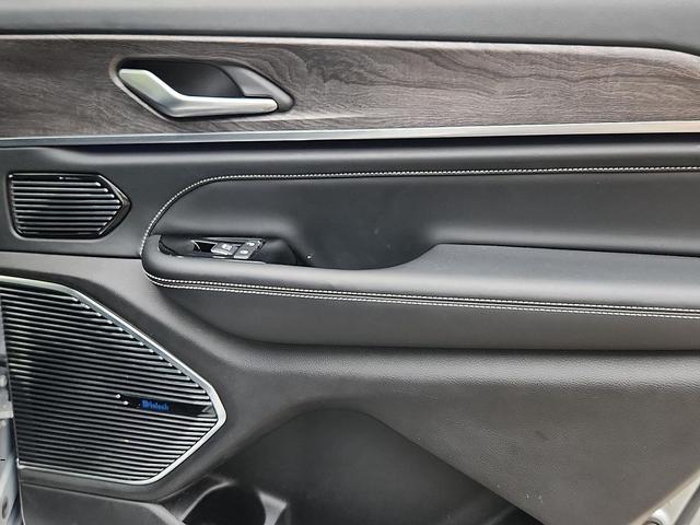 Photo of 2021 Silver Zynith Jeep Grand Cherokee L