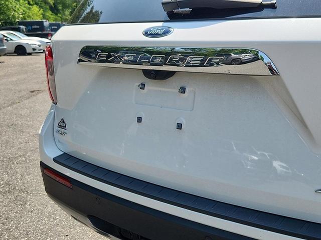 Photo of 2024 Star White Metallic Tri-Coat Ford Explorer