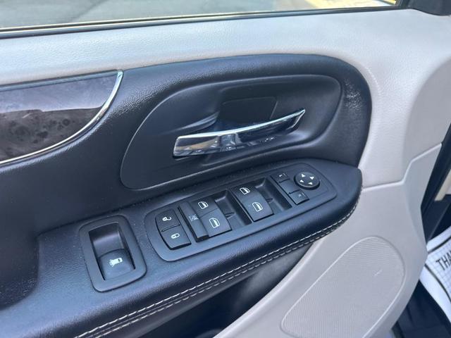 Photo of 2016 Billet Silver Metallic Clearcoat Chrysler Town & Country