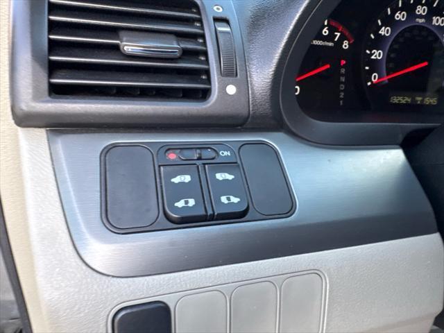Photo of 2005 Silver Pearl Metallic Honda Odyssey