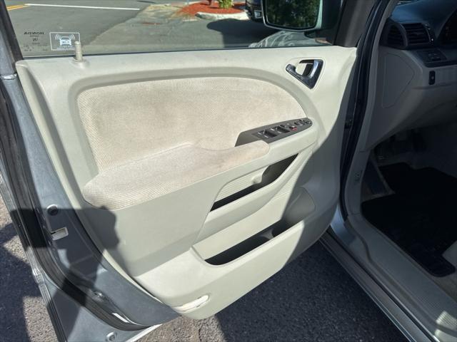 Photo of 2005 Silver Pearl Metallic Honda Odyssey
