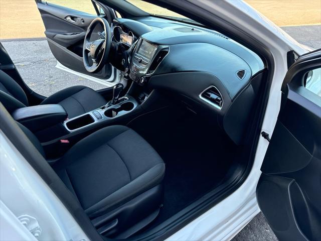 Photo of 2017 Summit White Chevrolet Cruze