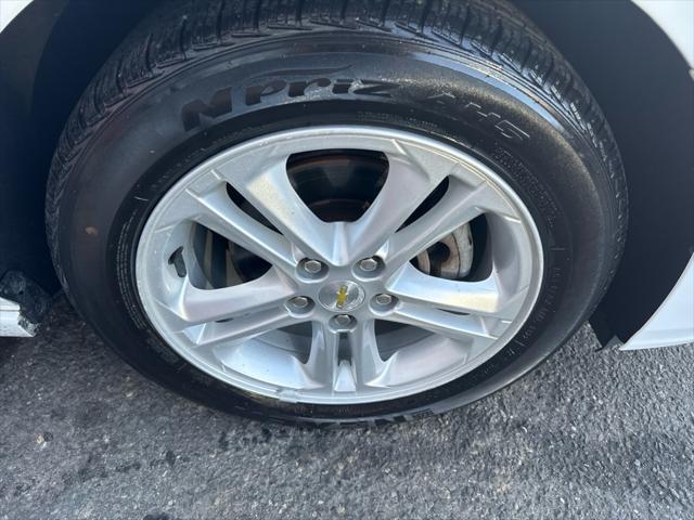 Photo of 2017 Summit White Chevrolet Cruze