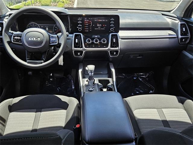 Photo of 2023 Everlasting Silver Kia Sorento