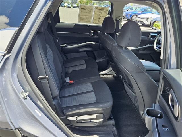 Photo of 2023 Everlasting Silver Kia Sorento