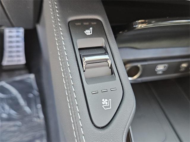 Photo of 2025 Glacial White Pearl Kia Telluride