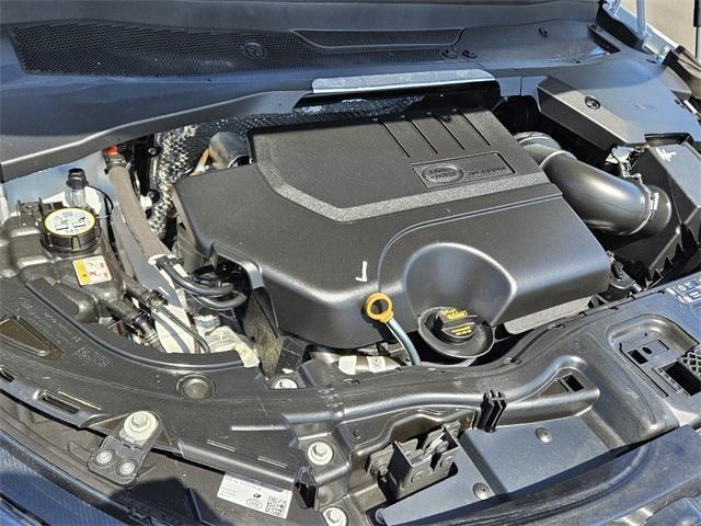Photo of 2024 Fuji White Land Rover Discovery Sport