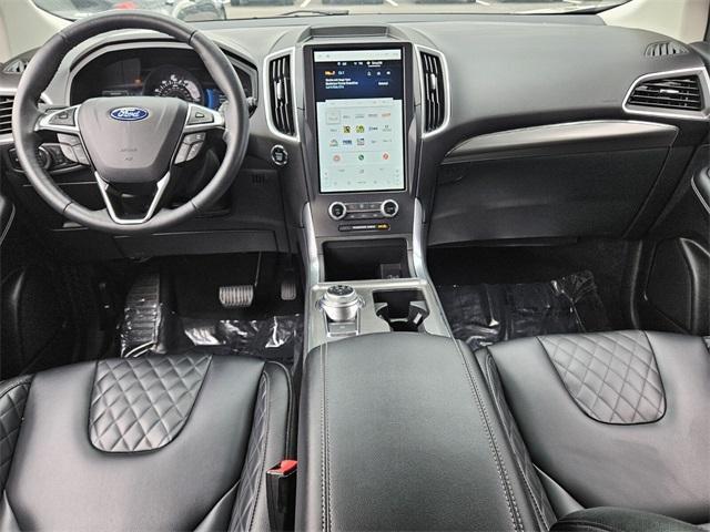 Photo of 2024 Silver Metallic Ford Edge