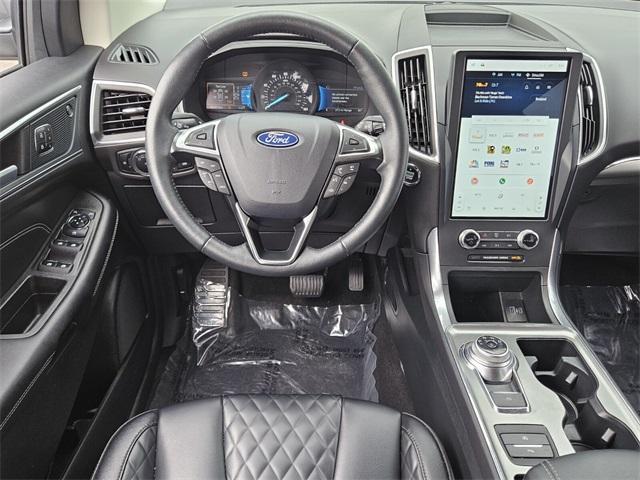 Photo of 2024 Silver Metallic Ford Edge