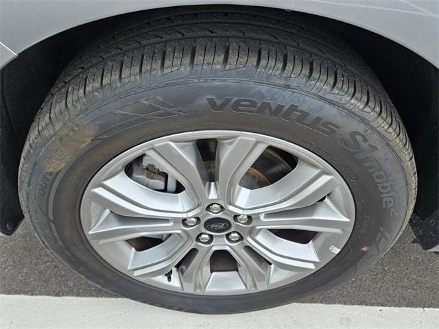 Photo of 2024 Silver Metallic Ford Edge