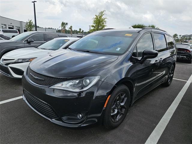 Photo of 2018 Brilliant Black Crystal Pearlcoat Chrysler Pacifica