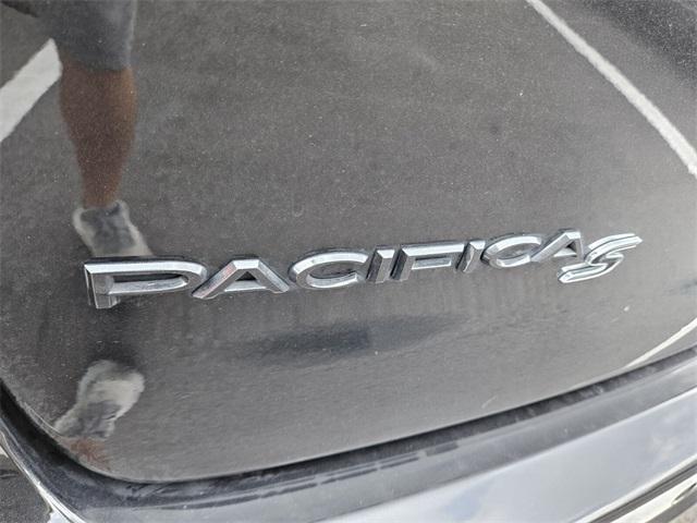 Photo of 2018 Brilliant Black Crystal Pearlcoat Chrysler Pacifica