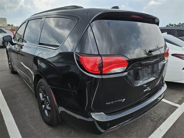 Photo of 2018 Brilliant Black Crystal Pearlcoat Chrysler Pacifica