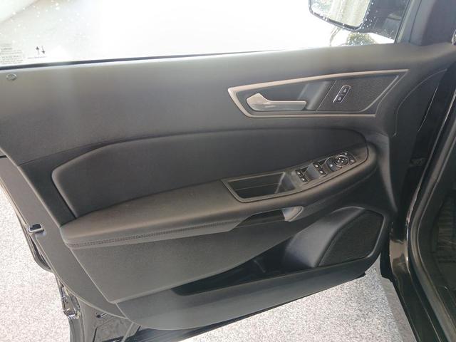 Photo of 2022 Agate Black Metallic Ford Edge