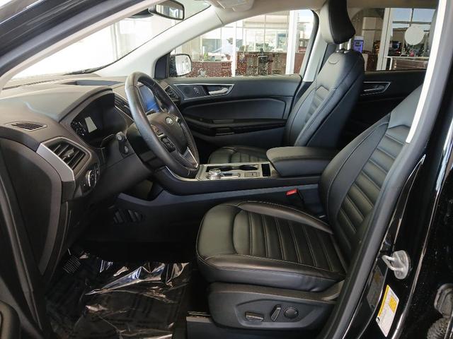 Photo of 2022 Agate Black Metallic Ford Edge
