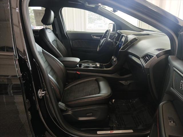 Photo of 2022 Agate Black Metallic Ford Edge