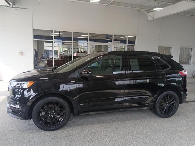 Photo of 2022 Agate Black Metallic Ford Edge