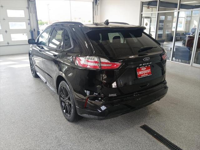Photo of 2022 Agate Black Metallic Ford Edge
