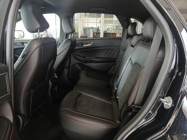 Photo of 2022 Agate Black Metallic Ford Edge