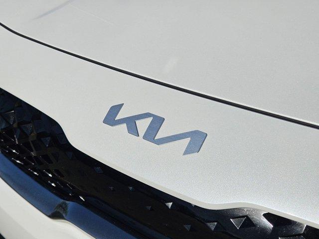 Photo of 2022 Snow White Pearl Kia Niro