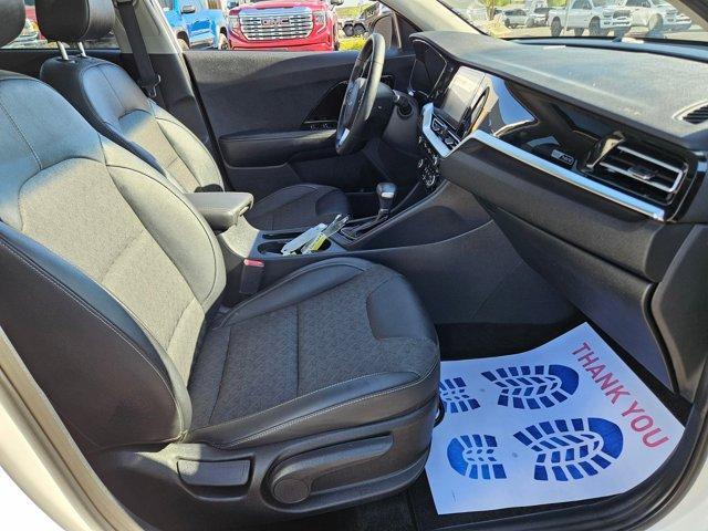 Photo of 2022 Snow White Pearl Kia Niro