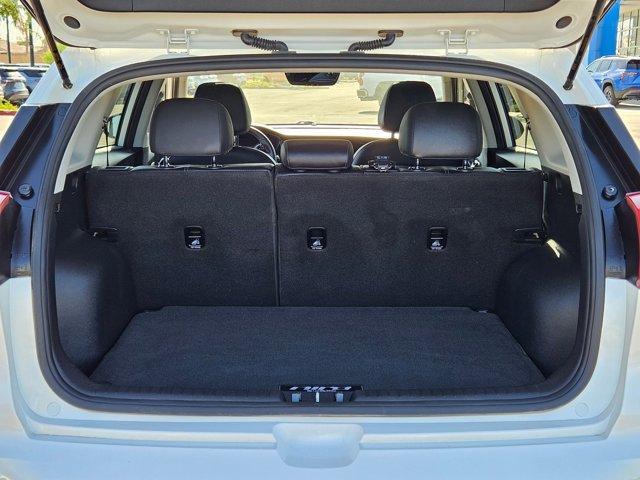 Photo of 2022 Snow White Pearl Kia Niro