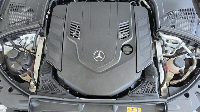 Photo of 2025 MANUFAKTUR Moonlight White Metallic Mercedes-Benz S-Class