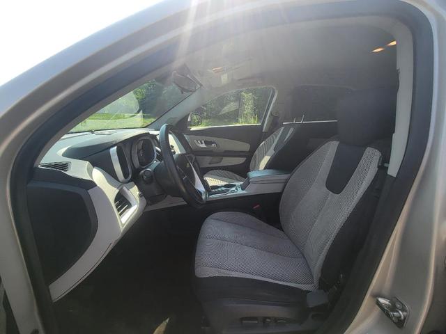 Photo of 2015 Champagne Silver Metallic Chevrolet Equinox
