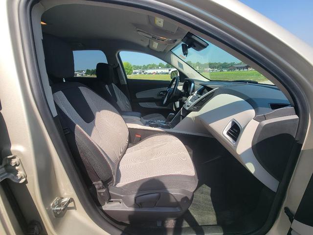 Photo of 2015 Champagne Silver Metallic Chevrolet Equinox