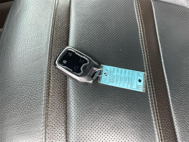 Photo of 2020 White Frost Tricoat GMC Sierra 1500