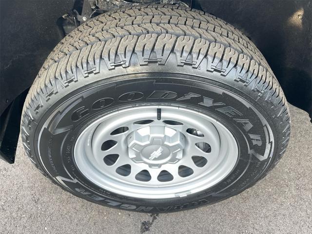 Photo of 2023 Summit White Chevrolet Colorado