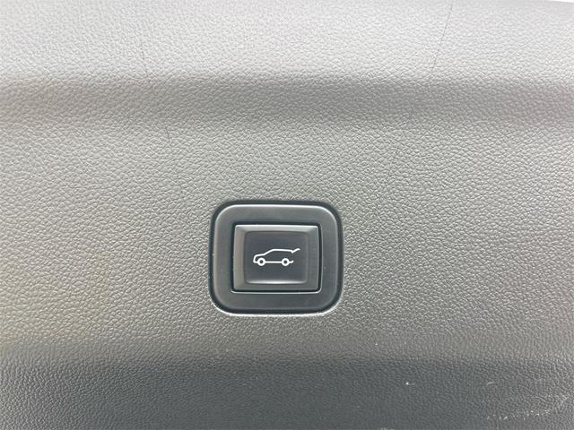 Photo of 2022 White GMC Yukon