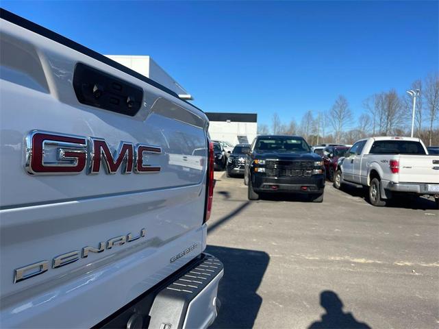 Photo of 2024 White GMC Sierra 1500