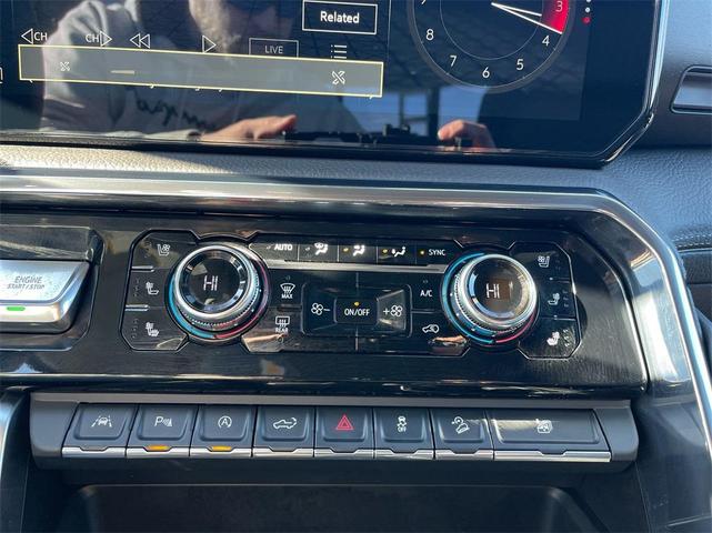 Photo of 2024 White GMC Sierra 1500