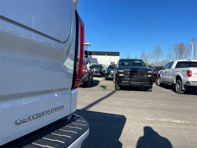 Photo of 2024 White GMC Sierra 1500